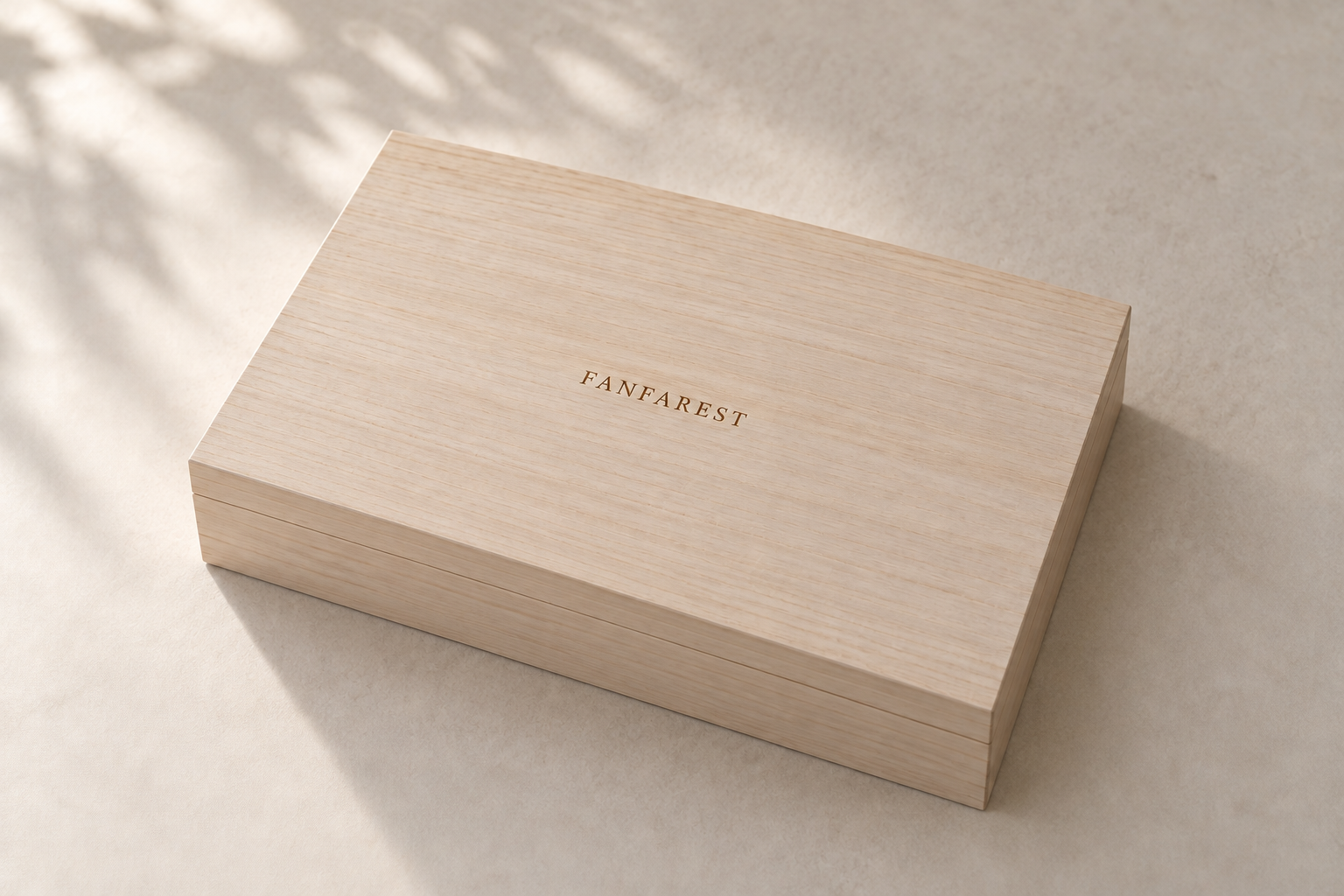 蓋にFANFARESTのレーザー刻印を施した、明るい木肌の桐箱のイメージ